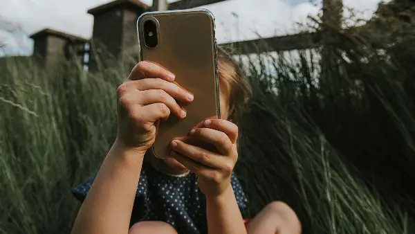 Experts Recommend Delaying Smartphone Use for Children to Protect Their Health