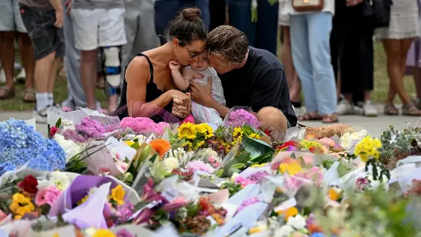 Australian PM Proposes Tougher Gun Laws After Bondi Beach Mass Shooting