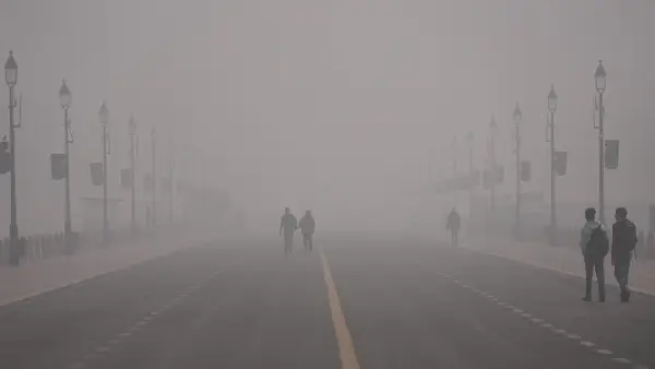 Toxic Smog Engulfs New Delhi, Disrupting Travel and Daily Life