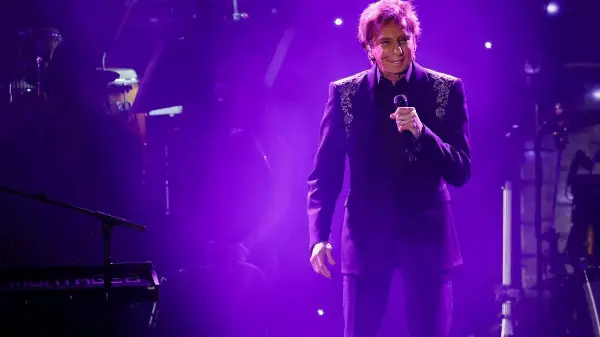 Barry Manilow Diagnosed with Lung Cancer, Reschedules January Concerts