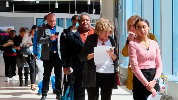 US Unemployment Claims Fall to 214,000, Remain at Historically Healthy Levels